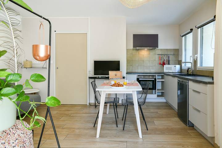 Apartamento entero, Apartamento Chez Flo - Acogedor con vistas a la montaña y aire acondicionado in Saint-Pierre-d'Albigny, Chambéry region