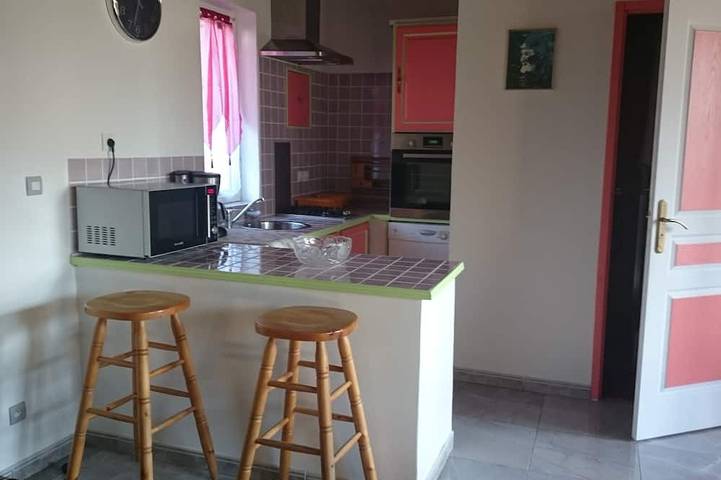 Entire apartment, Large independent studio in private villa with garden, Swimming pool, Jacuzzi in Saint-Vallier-de-Thiey, Cannes region