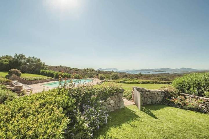 Villa für 8 Personen, mit Whirlpool und Terrasse sowie Garten und Pool in Cala di Volpe