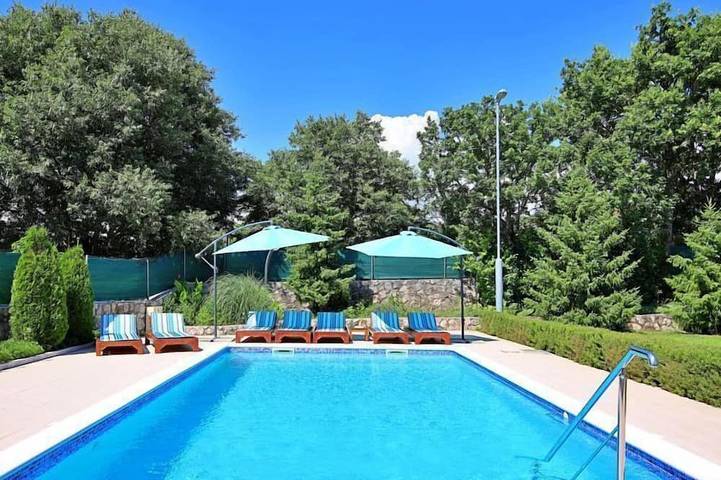 Ferienhaus für 8 Personen, mit Balkon und Pool - 1