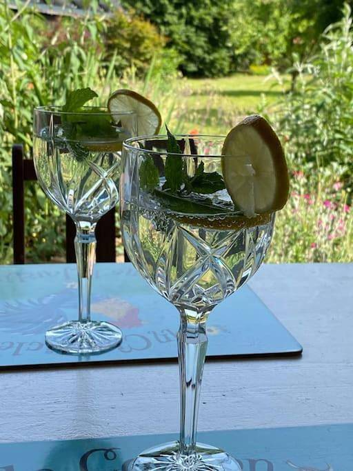 Ferienwohnung für 2 Personen, mit Terrasse und Garten sowie Pool