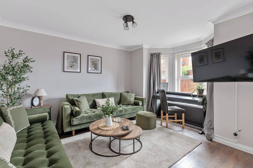 5-Bed Home (sleeps 11), 3.5 Baths, Free Parking in Woking, Surrey