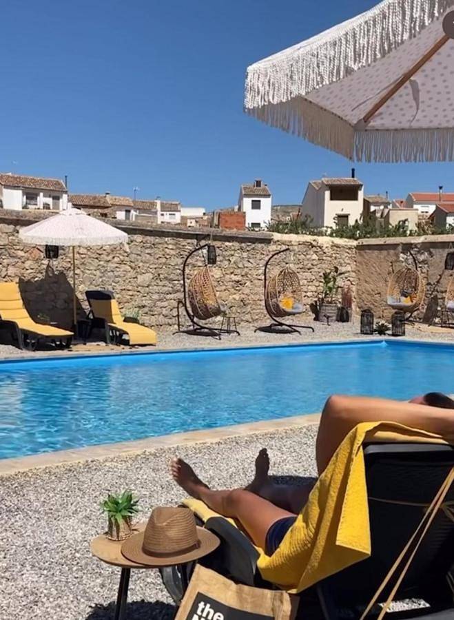 Alojamiento y desayuno para 3 personas, con vistas además de jardín y piscina - 1