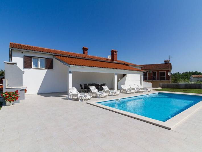 Ferienhaus für 6 Personen, mit Pool und Balkon sowie Garten