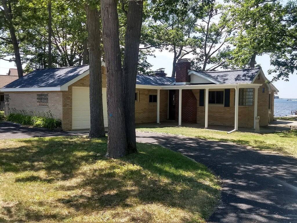 Private Lakefront Cottage with 90' of sandy East Bay frontage on Houghton Lake in Prudenville, Roscommon County