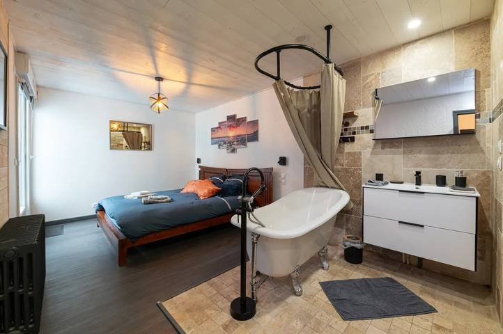 Gîte pour 2 personnes, avec jacuzzi ainsi que terrasse et jardin, animaux acceptés à Meslan