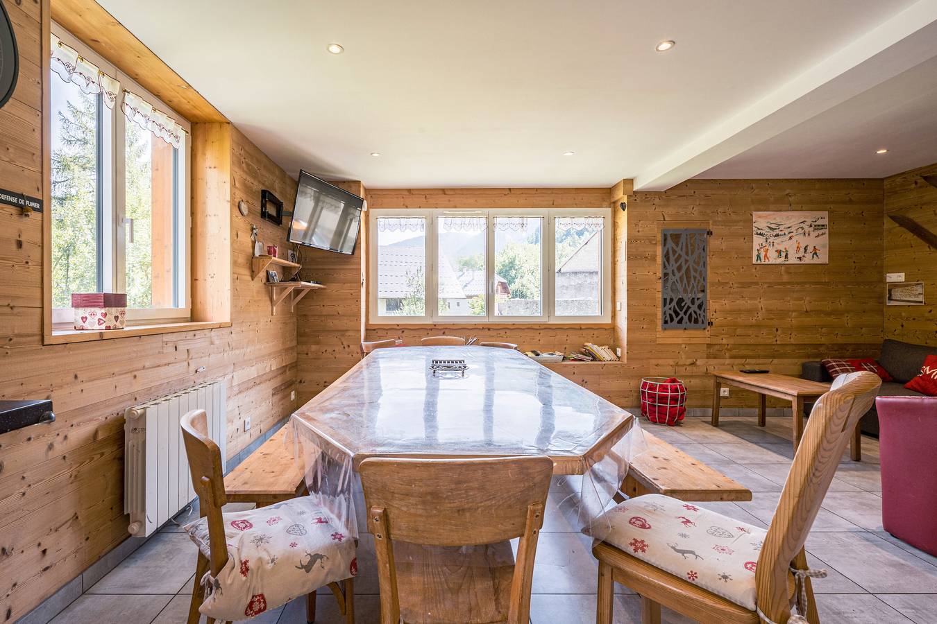 Apartamento entero, Apartamento 'Breizh Chalet - 14 Personnes' con vistas a la montaña, terraza privada y Wi-Fi in Saint-Colomban-des-Villards, Región de Saint-Jean-de-Maurienne