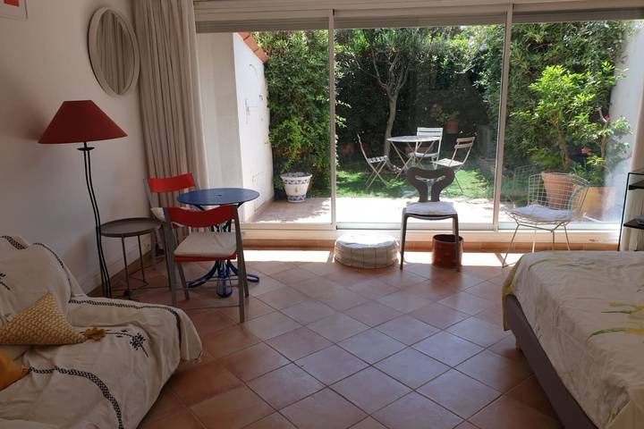 Location de vacances pour 2 personnes, avec Jardin à Saint-Laurent-du-Var