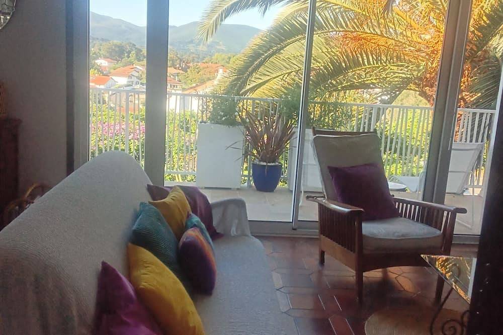 Entire apartment, Apartment in villa in residential and quiet area, near the beach, center city and shops., in Ciboure, Bayonne region