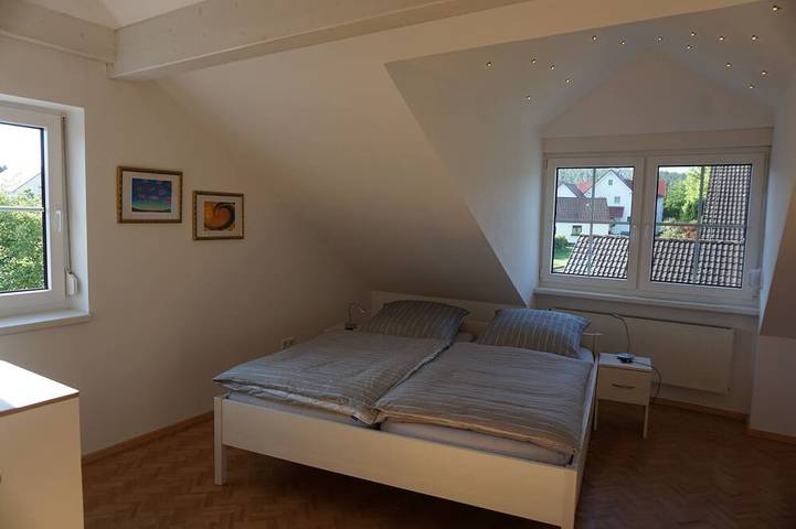 Ganze Wohnung, Ferienwohnung mit  Wintergarten, in  ruhiger Lage mit Außensitzplatz für 4 Pers. in Dürrwangen, Romantische Straße
