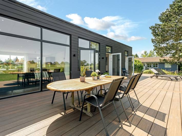 Ferieudlejning for 8 personer, med Terrasse i Bogø