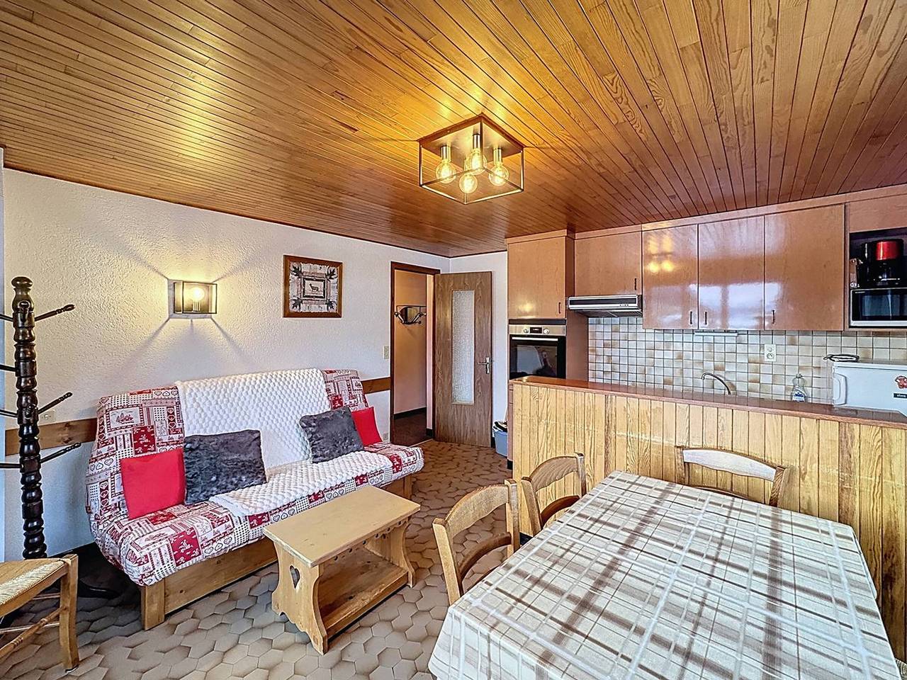 Entire apartment, Charming 3-Room Apt in Les Gets - Sleeps 6, Central Location, Free Wifi, Parking in Les Gets, Les Portes du Soleil