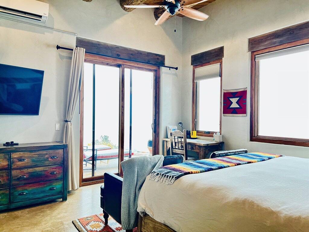 Brandneu! The Grand Hacienda B & B: Gästezimmer in Rio Chama mit Blick auf den Abiquiu-See. in Rio Arriba County