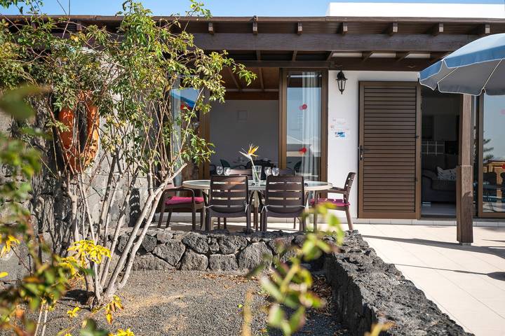 Vacation Home "Villa Fernando" with Sea View, Private Pool & Wi-Fi in Playa Blanca, Yaiza