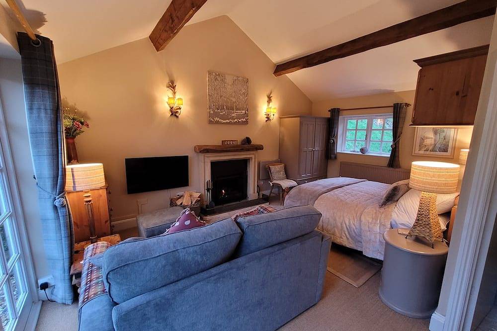 Rural yet fantastically situated, minutes from Shepton Mallet & Wells in Shepton Mallet, Somerset