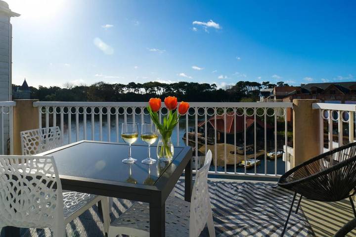 Appartement de vacances pour 4 personnes, avec balcon ainsi que vue sur le lac et piscine