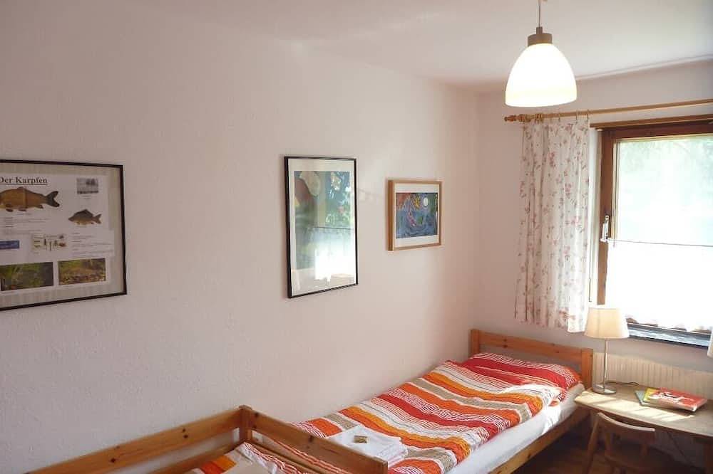 Ganze Wohnung, Geräumiges Feriendomizil (90 m2) mit gemütlichem Kaminofen in Neunburg vorm Wald, Naturpark Oberpfälzer Wald