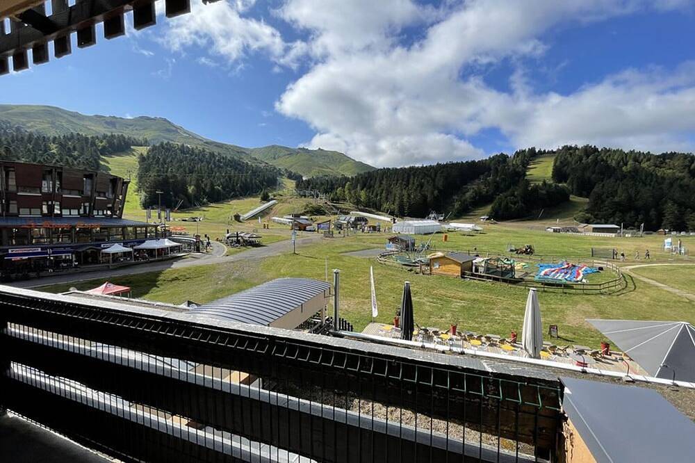 Entire apartment, Studio with balcony in the resort center, Wifi and pets allowed in Le Lioran, Laveissière