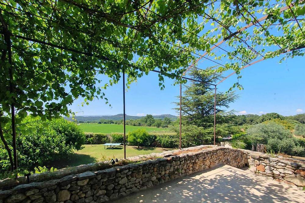 Country house (sleeps 8, 10) in a quiet location, with a superb view of the Luberon. in Roussillon, Parc naturel régional du Luberon
