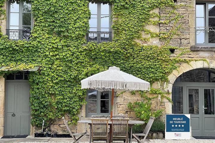 Location de vacances pour 10 personnes, avec terrasse ainsi que jardin et jacuzzi à Gigny