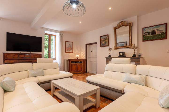 Guest Room 'Marie' with Shared Pool, Wi-Fi, and Air Conditioning in Saint-Alban-Auriolles, Ardèche