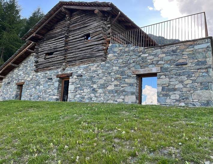 Gîte pour 2 personnes, avec Terrasse et Jacuzzi ainsi que Jardin et Sauna à Bionaz
