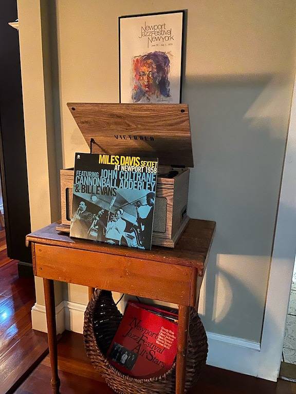 Enjoy Newport, stunning beaches, hot-tub, & relax at the lovely Coastal Hideaway in Middletown, Newport County