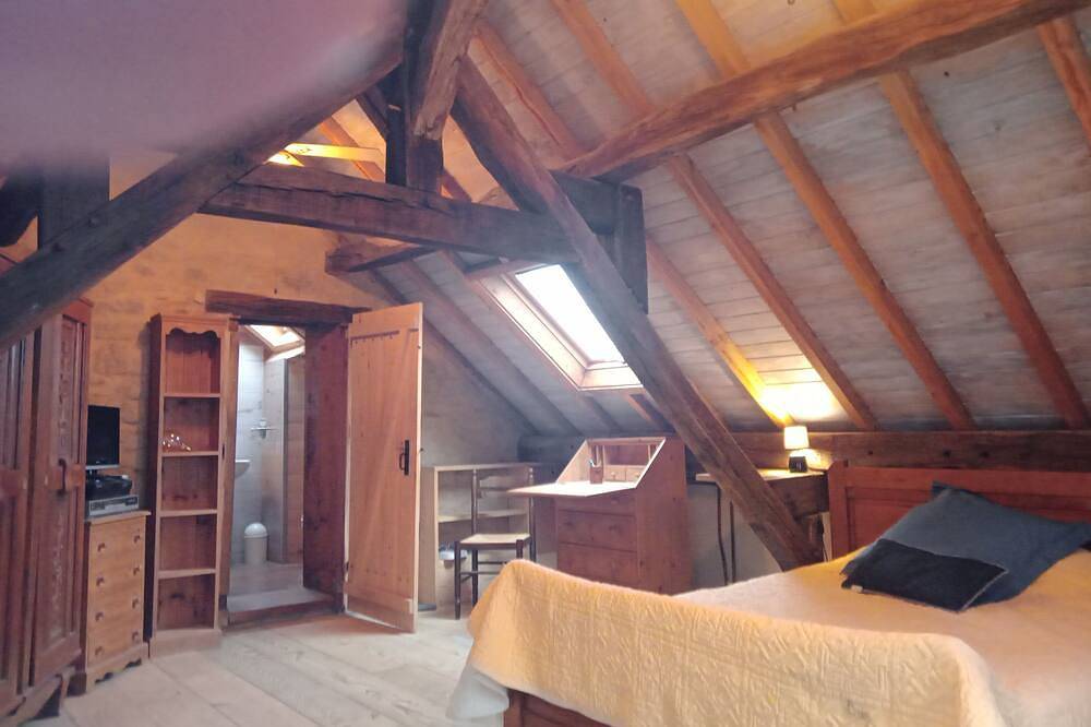 Gite:bedroom with bathroom, pantry, kitchen in Lurcy-Lévis, Allier