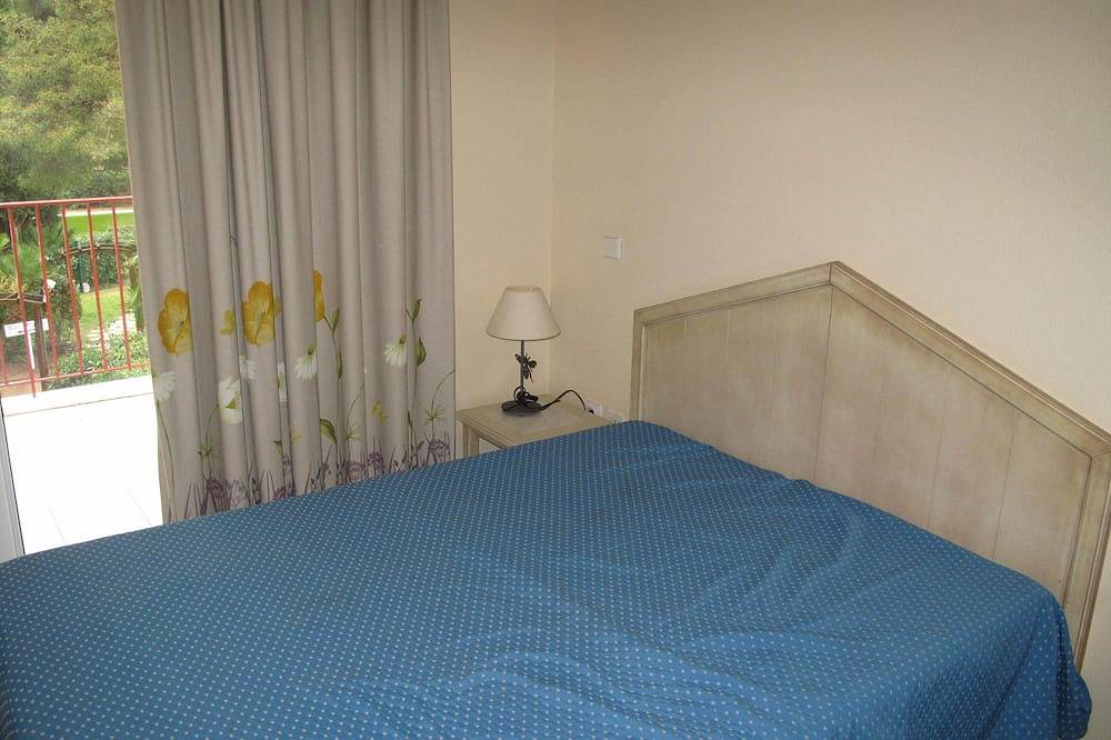 Ganze Wohnung, Füße in Giens Wasser in einem Garten am Meer in Hyeres, Parc national Port-Cros