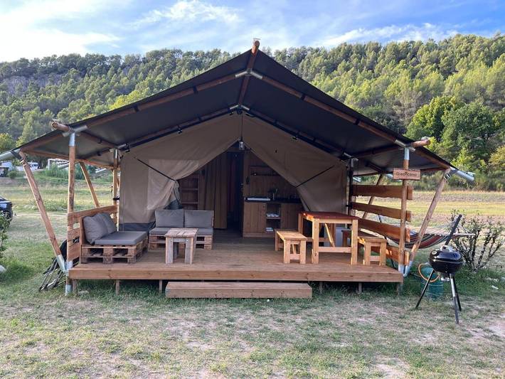 Camping pour 5 personnes, avec Terrasse ainsi que Jardin et Piscine dans Drôme provençale