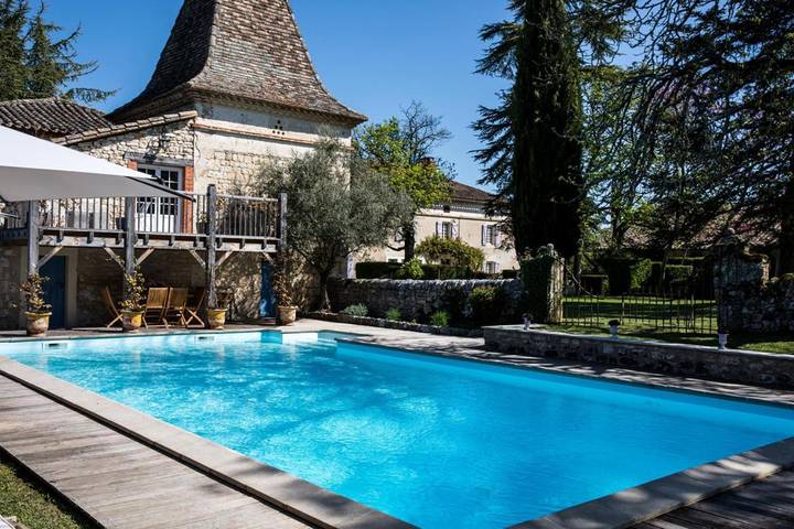 Chambre d’hôte pour 2 personnes, avec piscine ainsi que vue et jardin dans Amarens