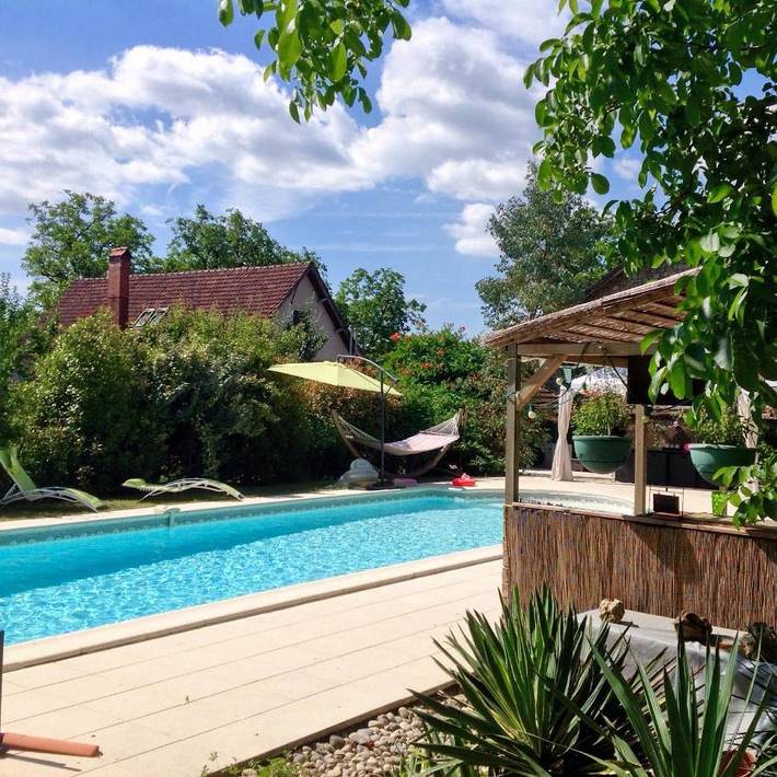 Location de vacances pour 10 personnes, avec jardin ainsi que piscine et vue à Bilhac