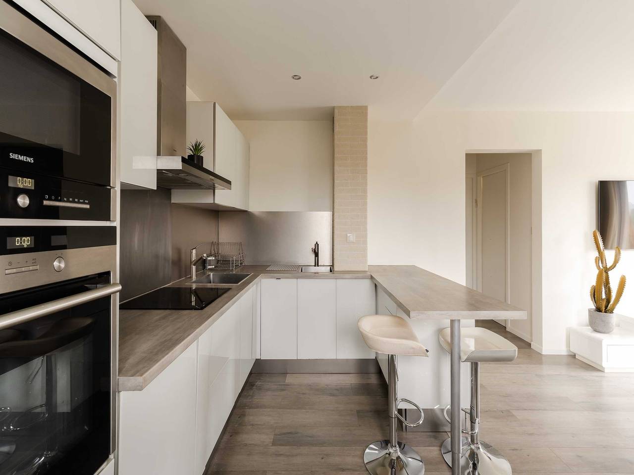 Entire apartment, Renovated apartment sleeping 6 - pool and tennis in Deauville, Lisieux region