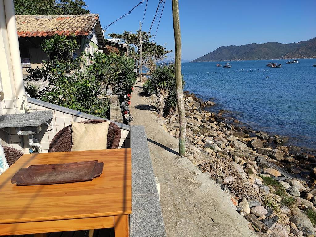 Schönes 3-Zimmer-Haus auf das Meer am Strand in Florianopolis mit Blick auf in Florianópolis, Litoral Catarinense