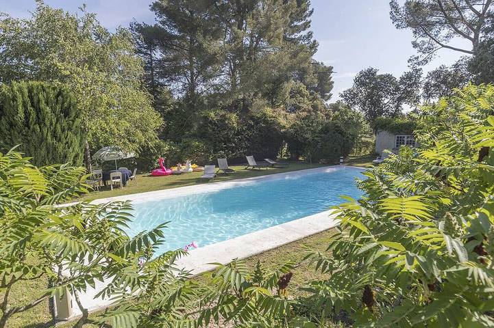 Location de vacances pour 12 personnes, avec jardin à Saint-Étienne-du-Grès