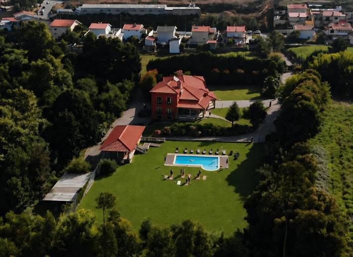 Cama y desayuno para 2 personas, con Balcón y Terraza además de Jardín y Piscina en Vila Nova de Famalicão