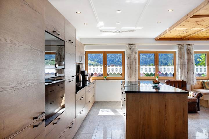 Ganze Wohnung, Ferienwohnung Lapislazuli mit Bergblick, privater Terrasse und Wlan in Mittenwald, Bayerische Alpen