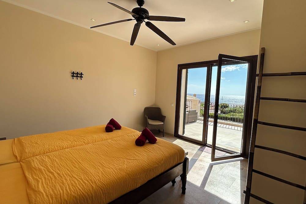 Luxury villa with panoramic sea views for 12 people, large pool, Bbq house in Cala Murada, Manacor