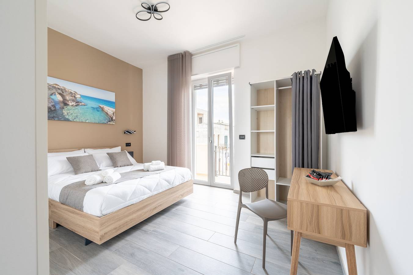 Camera 'Piazza Pertini - Room Ambra' con Balcone, Wi-Fi e Aria Condizionata in Melendugno, Provincia di Lecce