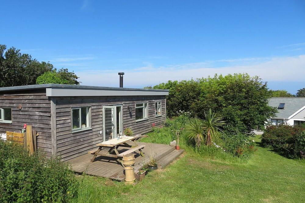 Cosy cabin, sleeps 6 close to coast path, pubs and beaches in Mortehoe, Devon