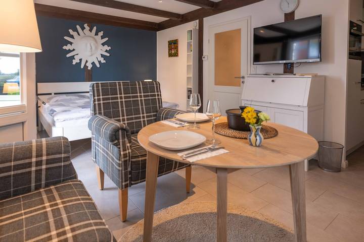 Entire studio, Studio 'Sonnenmond' with Private Terrace, Shared Garden and Wi-Fi in Nordfriesische Inseln, Pellworm