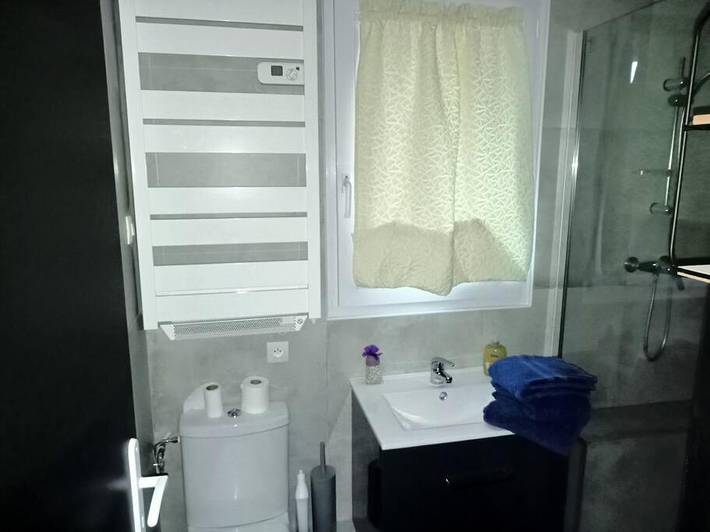 Gîte pour 2 personnes, avec terrasse ainsi que jardin et piscine à Régusse - 4