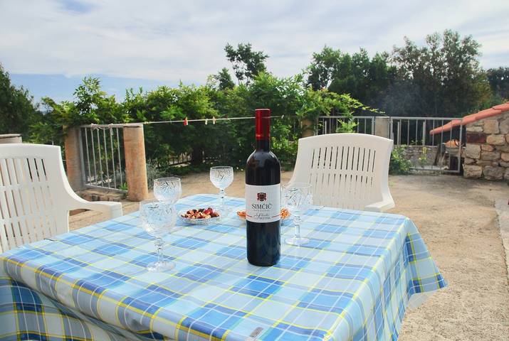 Ganze Wohnung, Ferienwohnung Alya mit großer Terrasse mit Meerblick 300m vom Strand in Nerezine, Lošinj (Kvarner Bucht)
