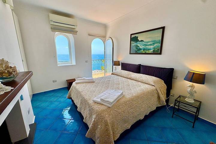 Entire apartment, Mareluna Holiday Home in Praiano, Sorrento Coast