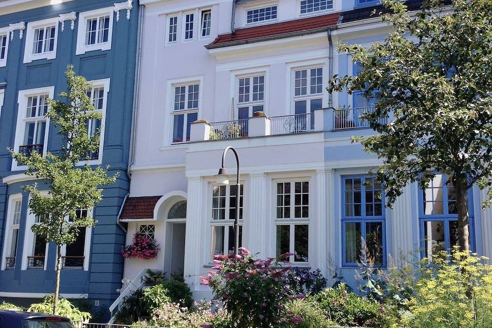 Ganze Wohnung, Attic studio in the Geteviertel - close to the city, trade fair, university, stadium and Weser cycle path in Bremen, Bremen Bundesland