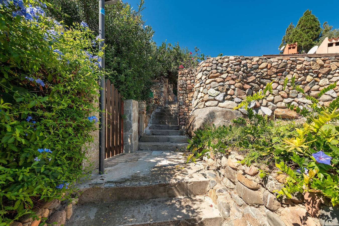 Ferienhaus 'Bianca' mit Meerblick, privater Terrasse und Klimaanlage in Costa Rei, Muravera