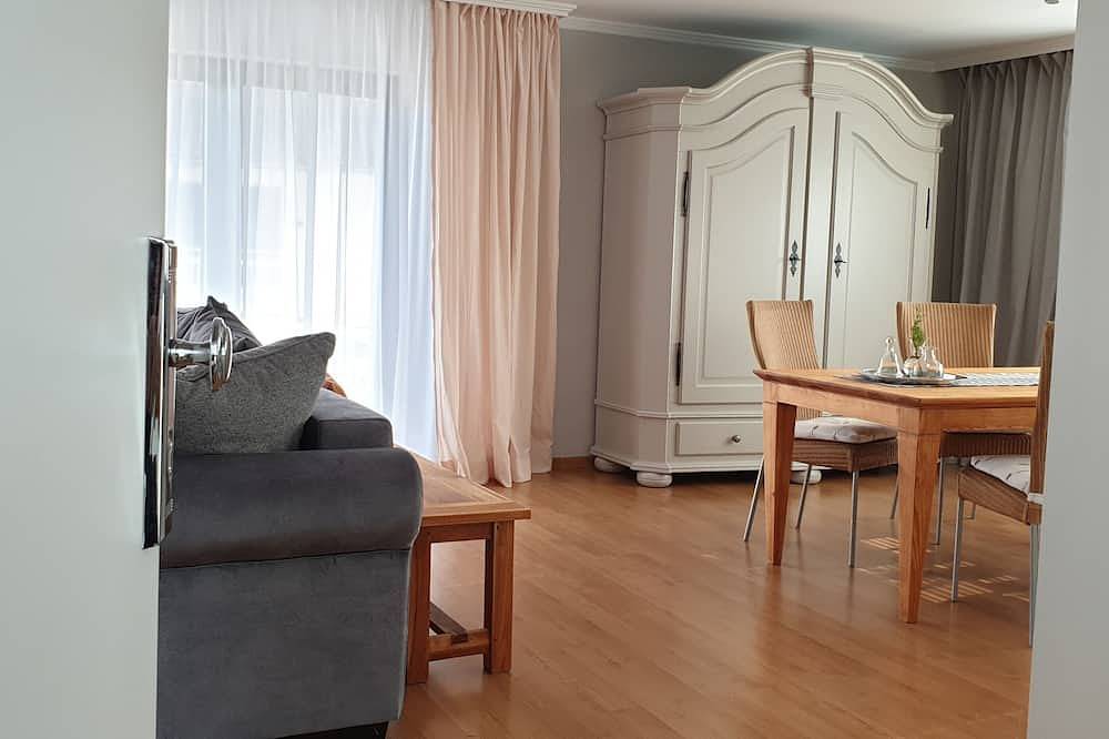 Entire apartment, First-class living in a 100-square-meter home with a terrace and garden, close to nature and with access to public transportation in Wetterau