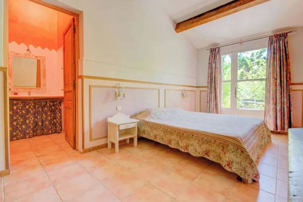 Entire apartment, Cézanne - Comfort, space and relaxation for families and friends, park view in Fourques, Nimes region