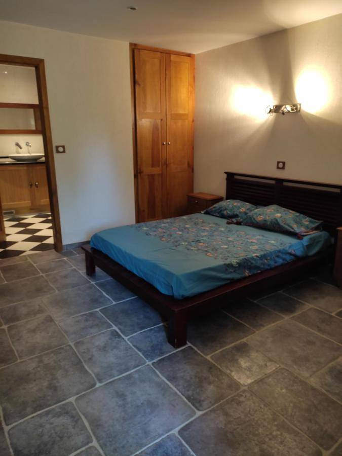 Chambre d’hôte pour 3 personnes, avec Balcon et Terrasse ainsi que Jardin et Vue