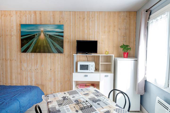 Estudio entero, La Dune - Domaine Des Landes: piscina compartida, terraza privada cubierta y jardín compartido in Lesperon, Landes